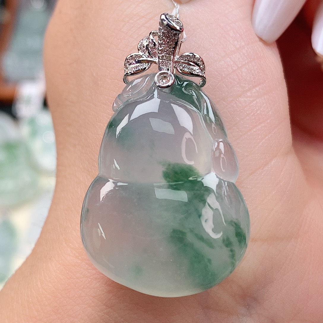 颈饰18K金镶嵌翡翠葫芦