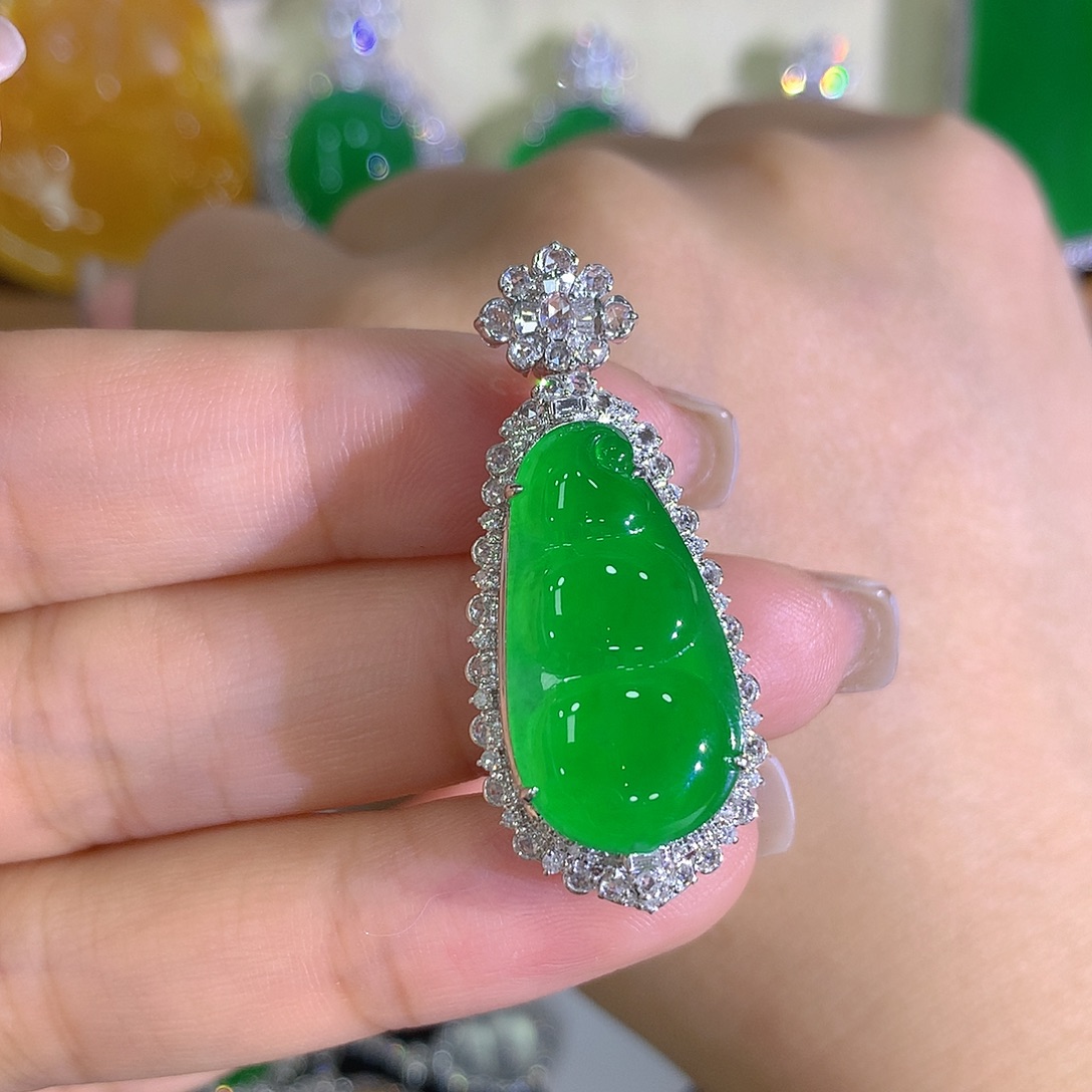 翡翠18K金镶嵌颈饰豆子