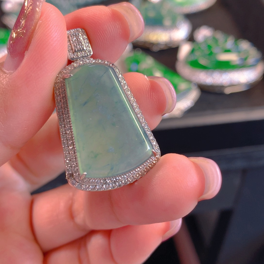 翡翠颈饰未镶嵌翡翠