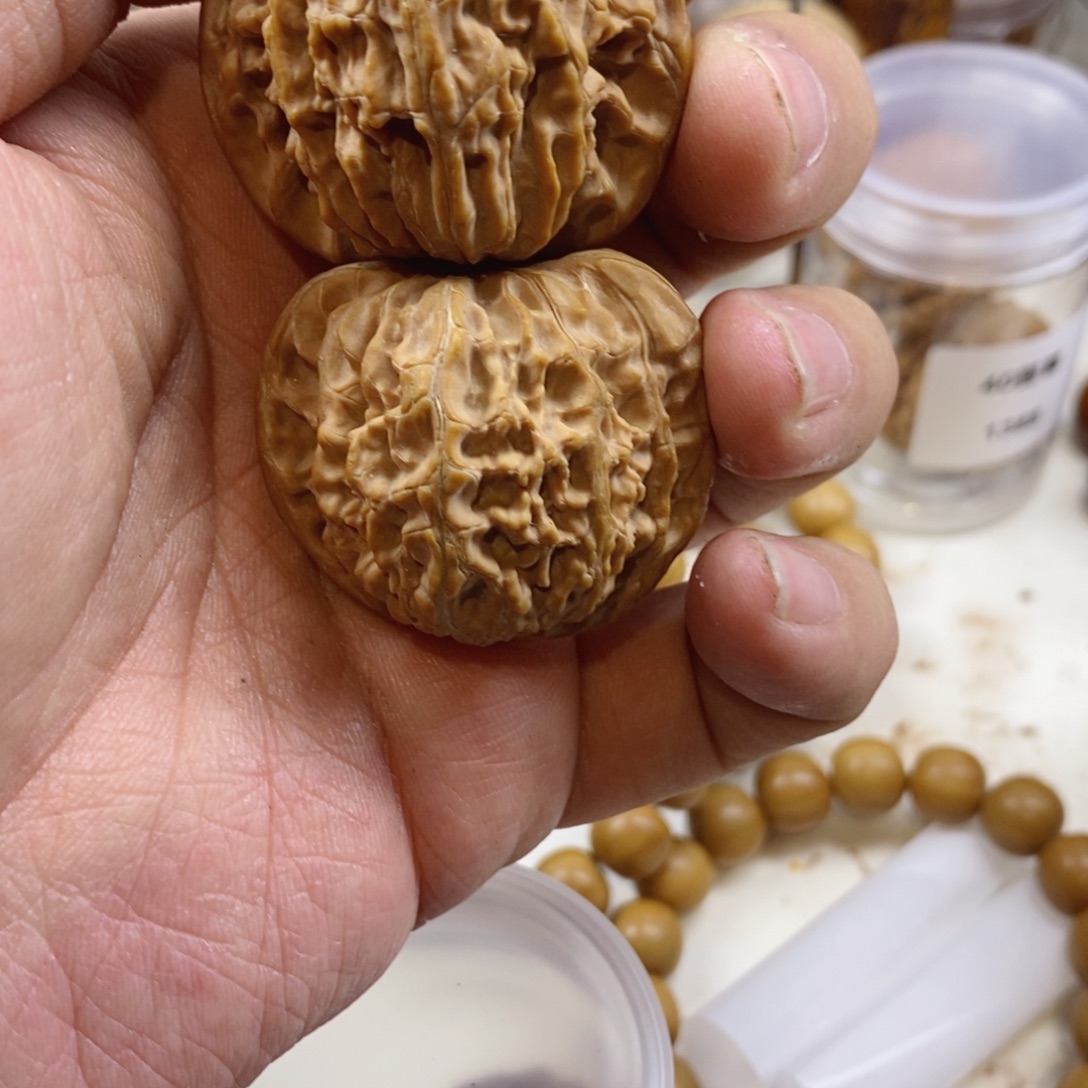 文玩核桃手把件42全品红皮磨盘