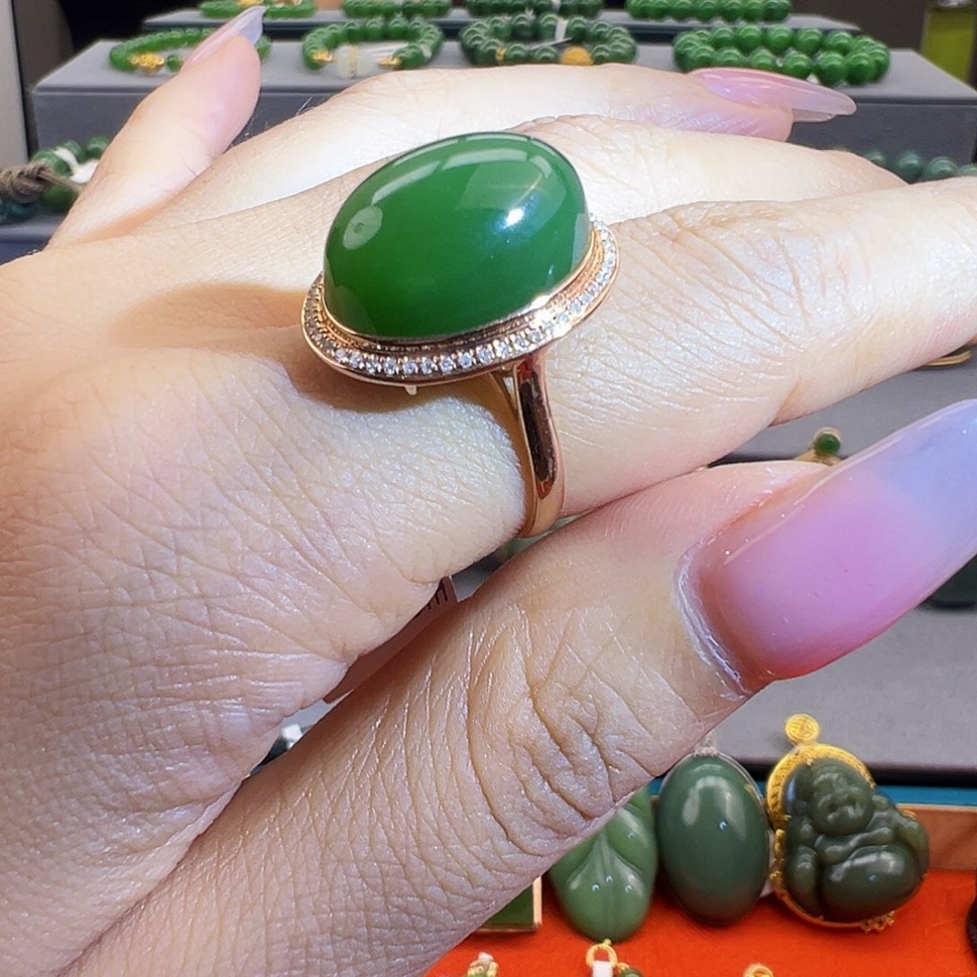 18K金镶嵌戒指和田玉