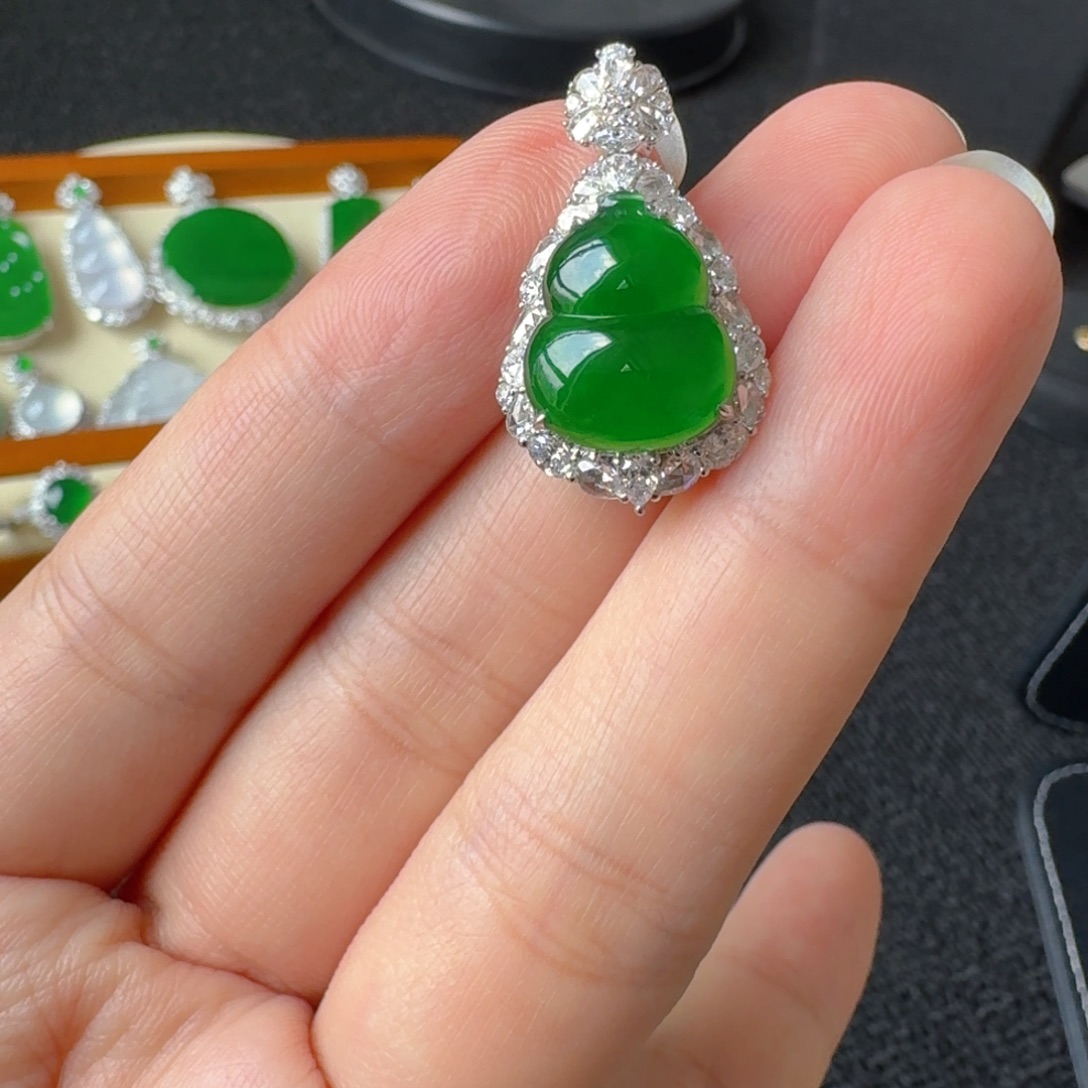 颈饰18K金镶嵌翡翠吊坠