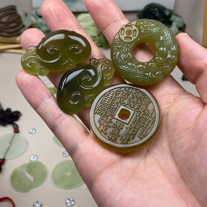 @***子蛇纹石玉未镶嵌颈饰