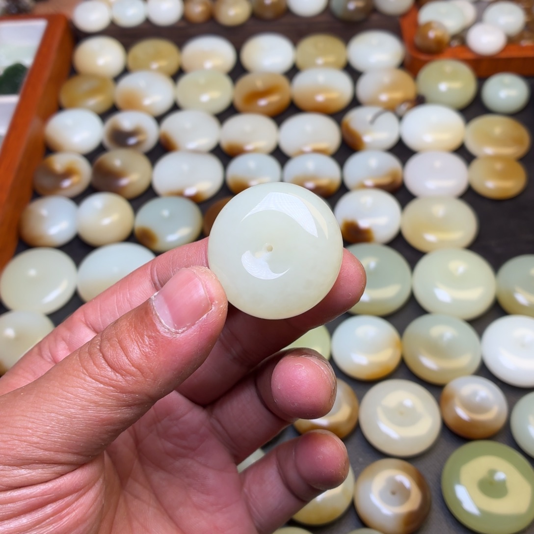 開***和田玉未镶嵌颈饰