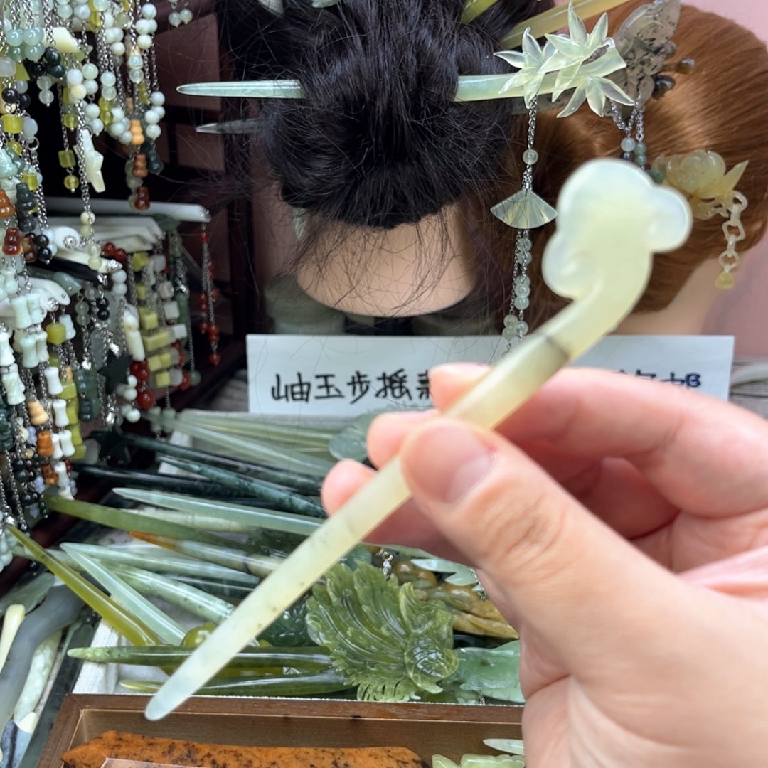 蛇纹石玉发饰未镶嵌双面雕工，长度15厘米左右