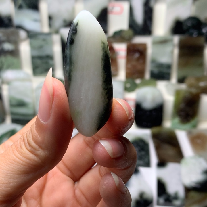 独山玉未镶嵌颈饰