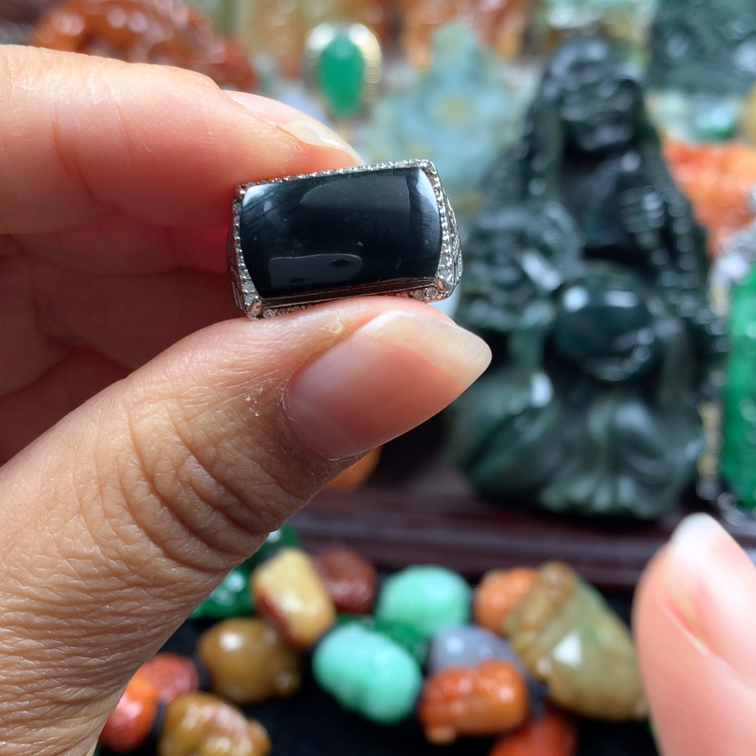 翡翠未镶嵌颈饰戒指