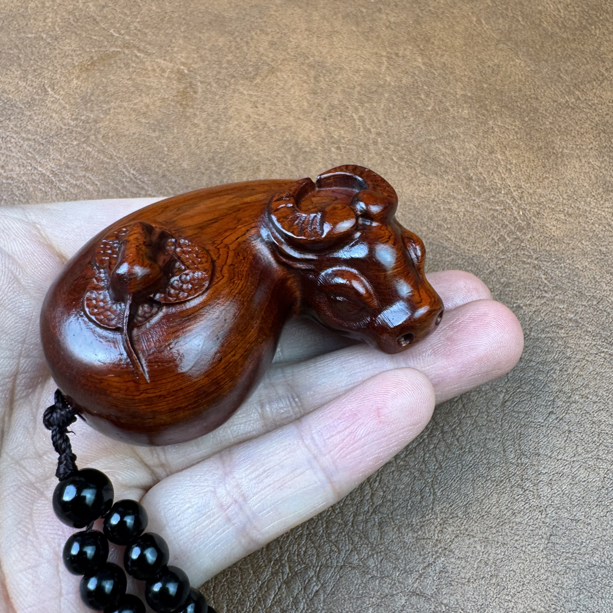 紫檀木‘扭转乾坤’创意木雕手把件