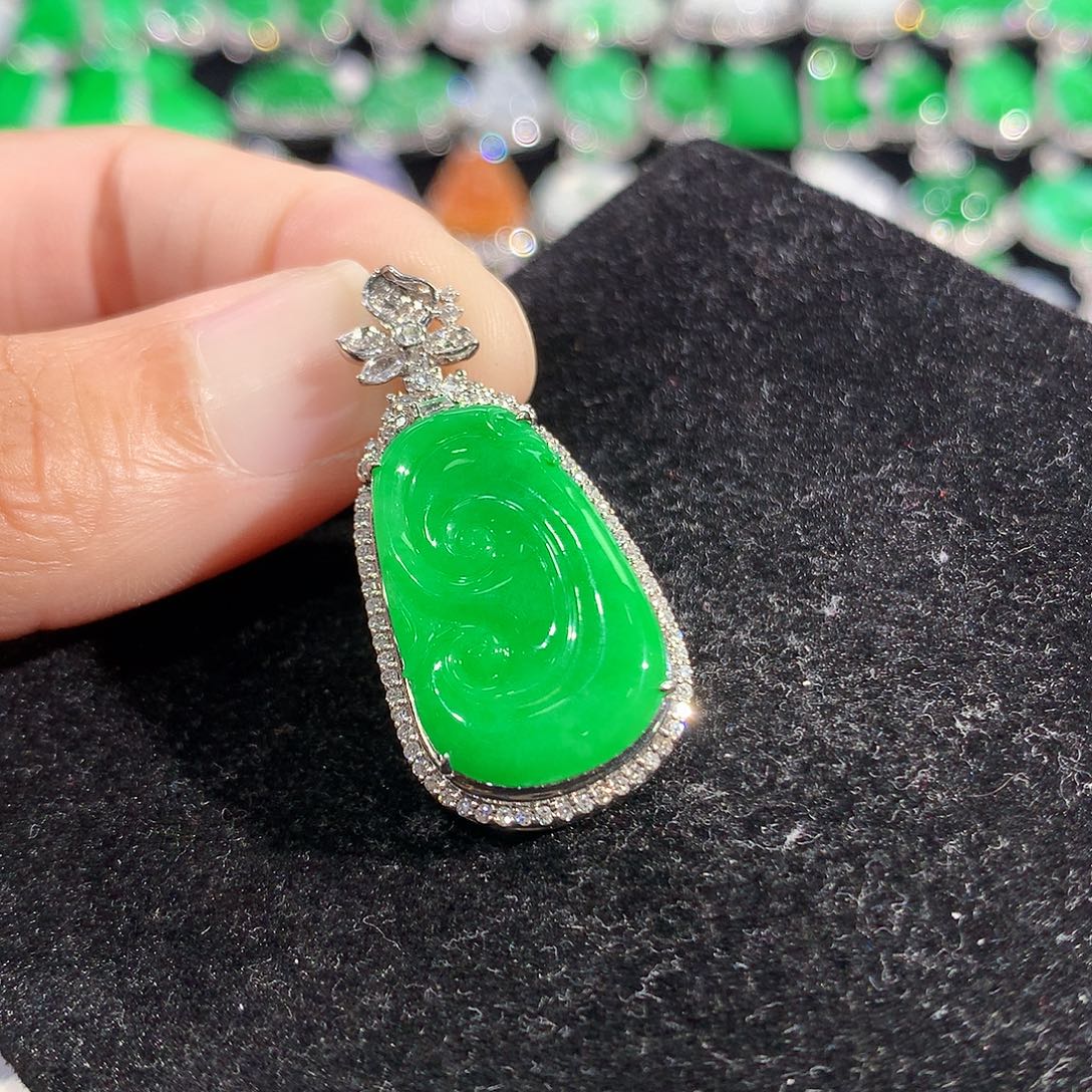 翡翠18K金镶嵌颈饰