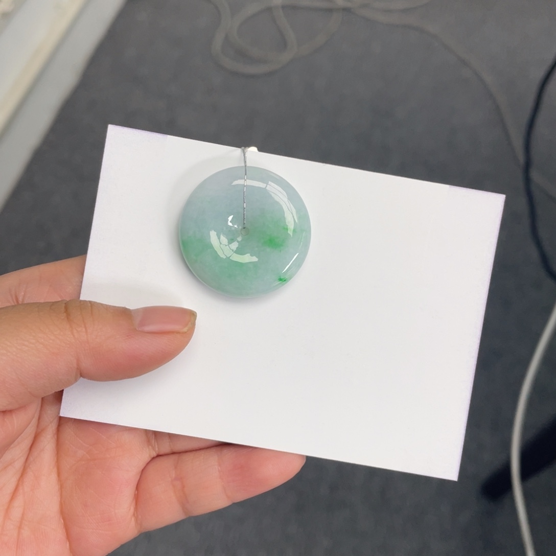 翡翠颈饰未镶嵌平安扣