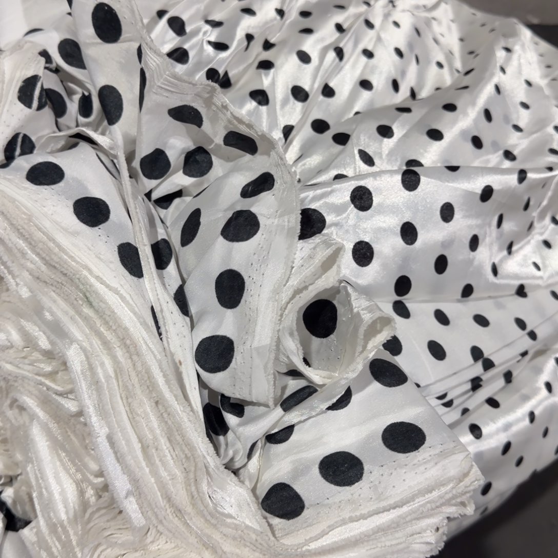 五米一份白色波点。     F04。 