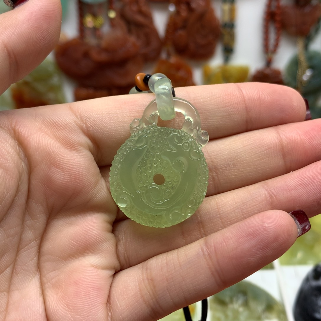 蛇纹石玉颈饰未镶嵌