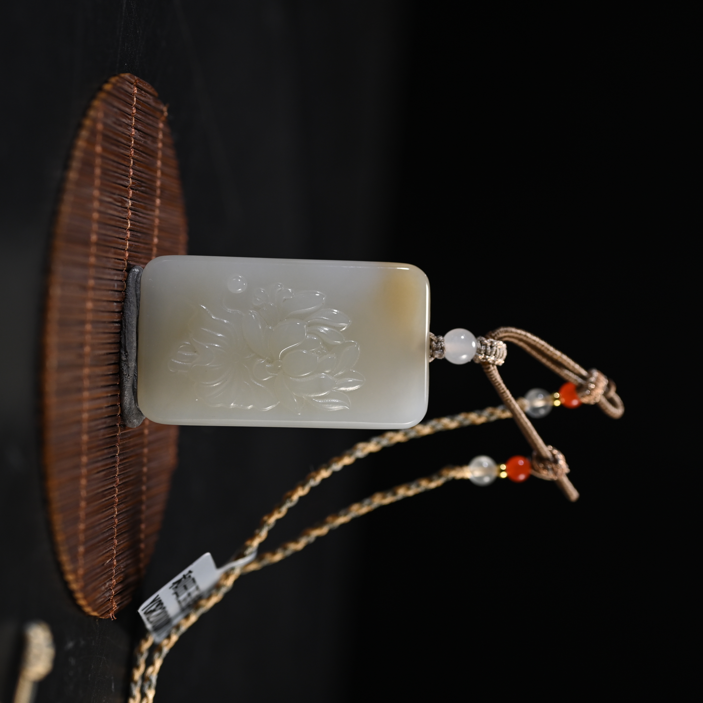 Lot8803 25YU106356和田玉白玉饕餮玉璧挂件/匡时