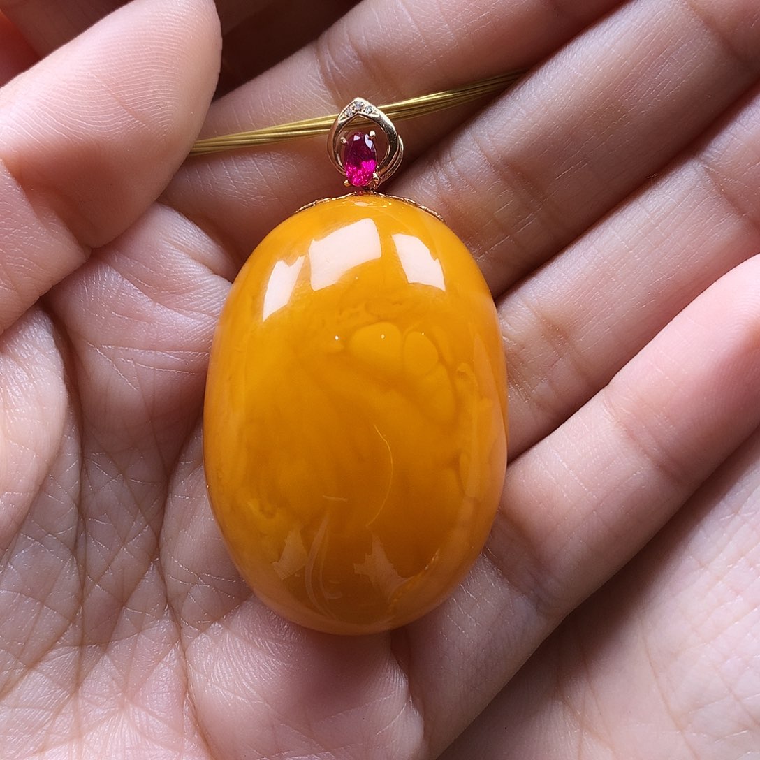 蜜蜡颈饰18K金镶嵌欣吊坠