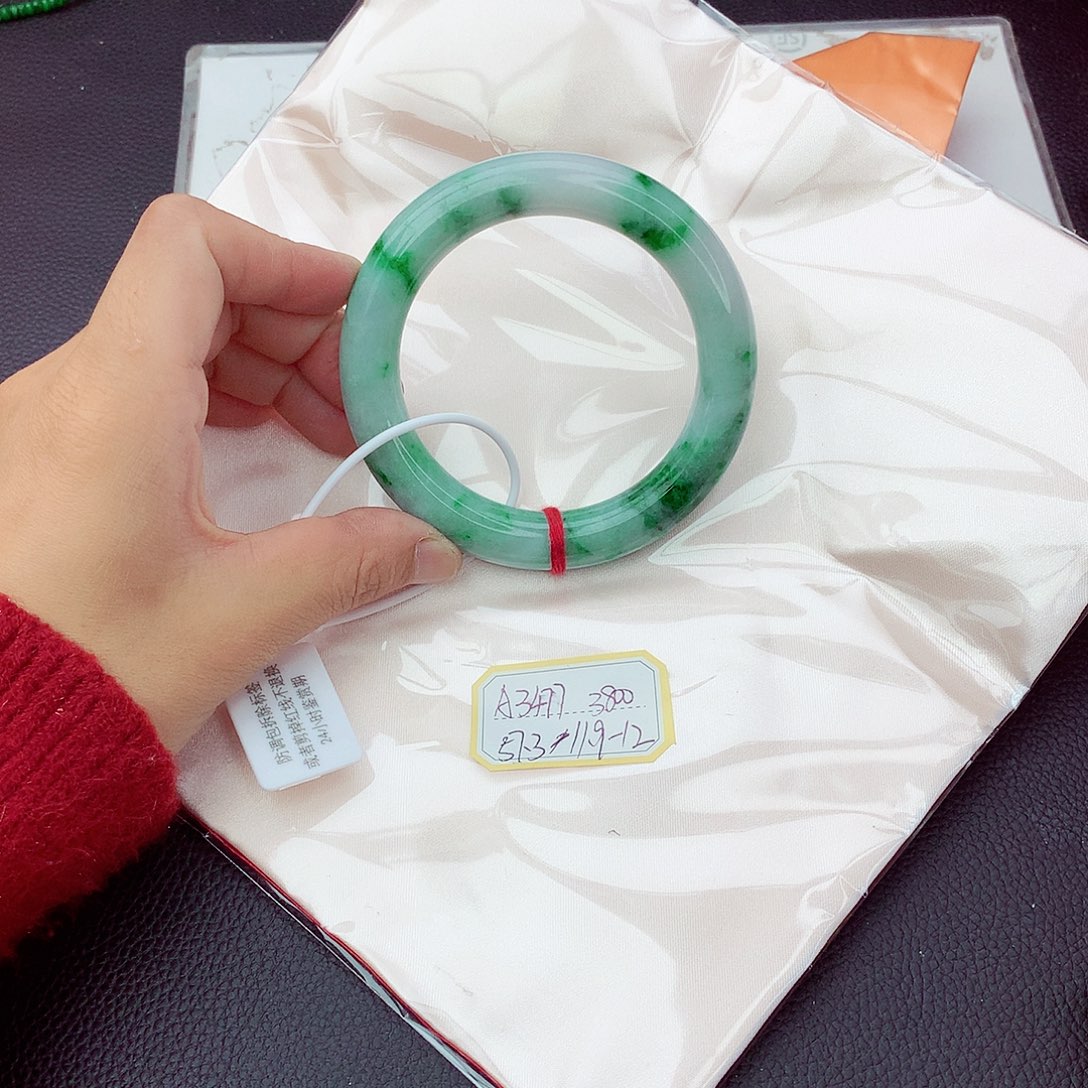 翡翠手镯未镶嵌翡翠