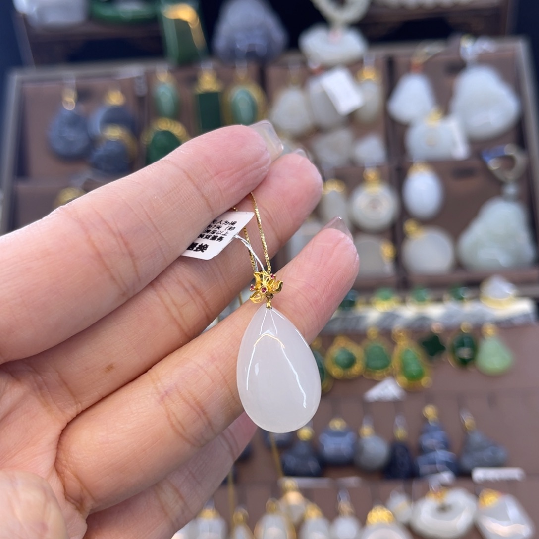 和田玉吊坠18K金镶嵌