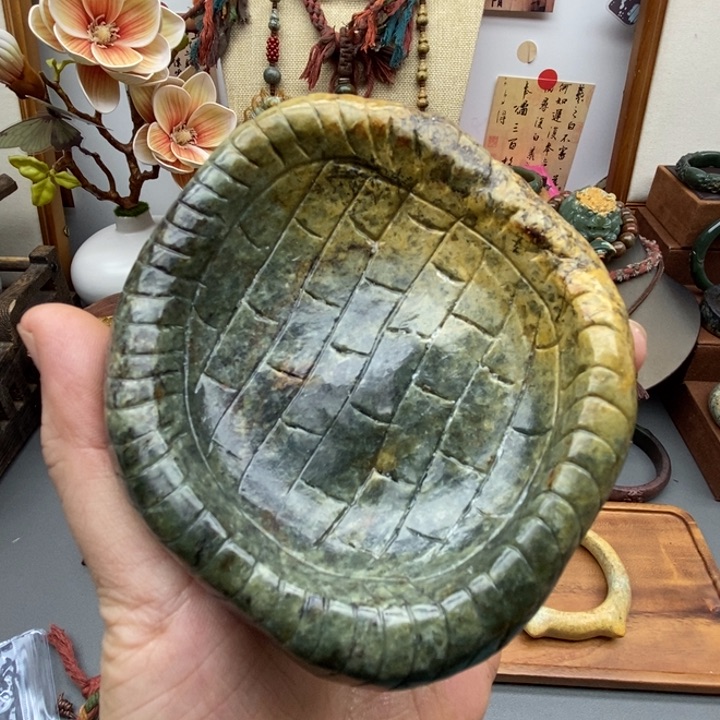 未镶嵌岫岩河磨玉（透闪石质玉）摆件