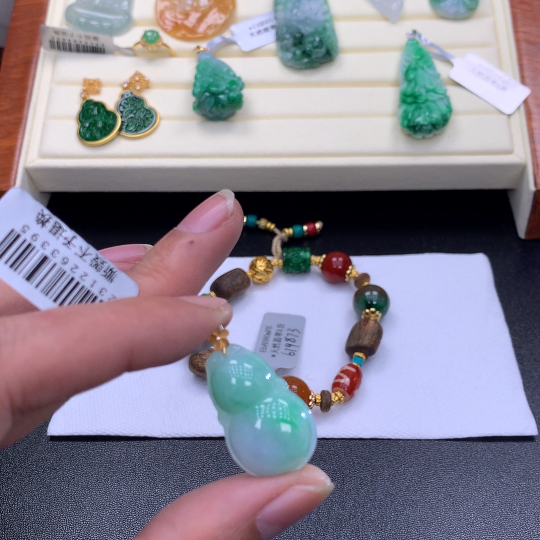 翡翠未镶嵌颈饰吊坠