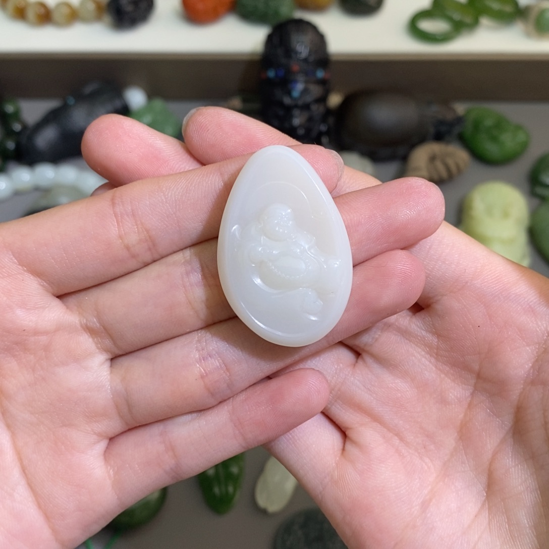 和田玉颈饰未镶嵌九**?