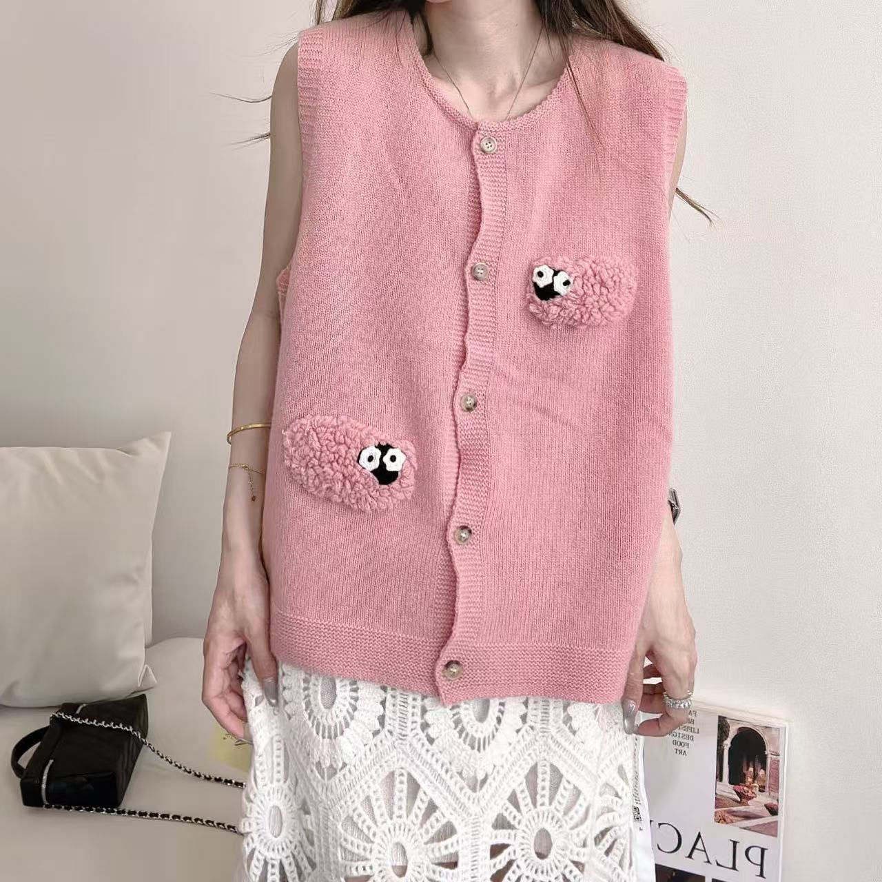 【俩月羊绒】轻奢250069-100山羊绒温柔甜美小羊图案针织马甲