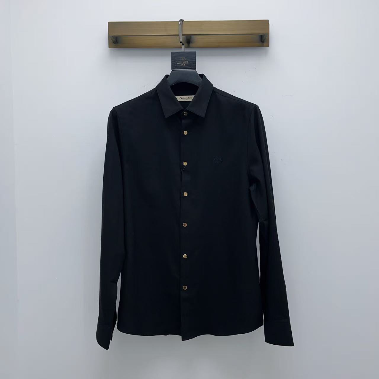Aquascutum/雅格狮丹25秋冬男士金扣时尚商务休闲长袖黑色衬衫