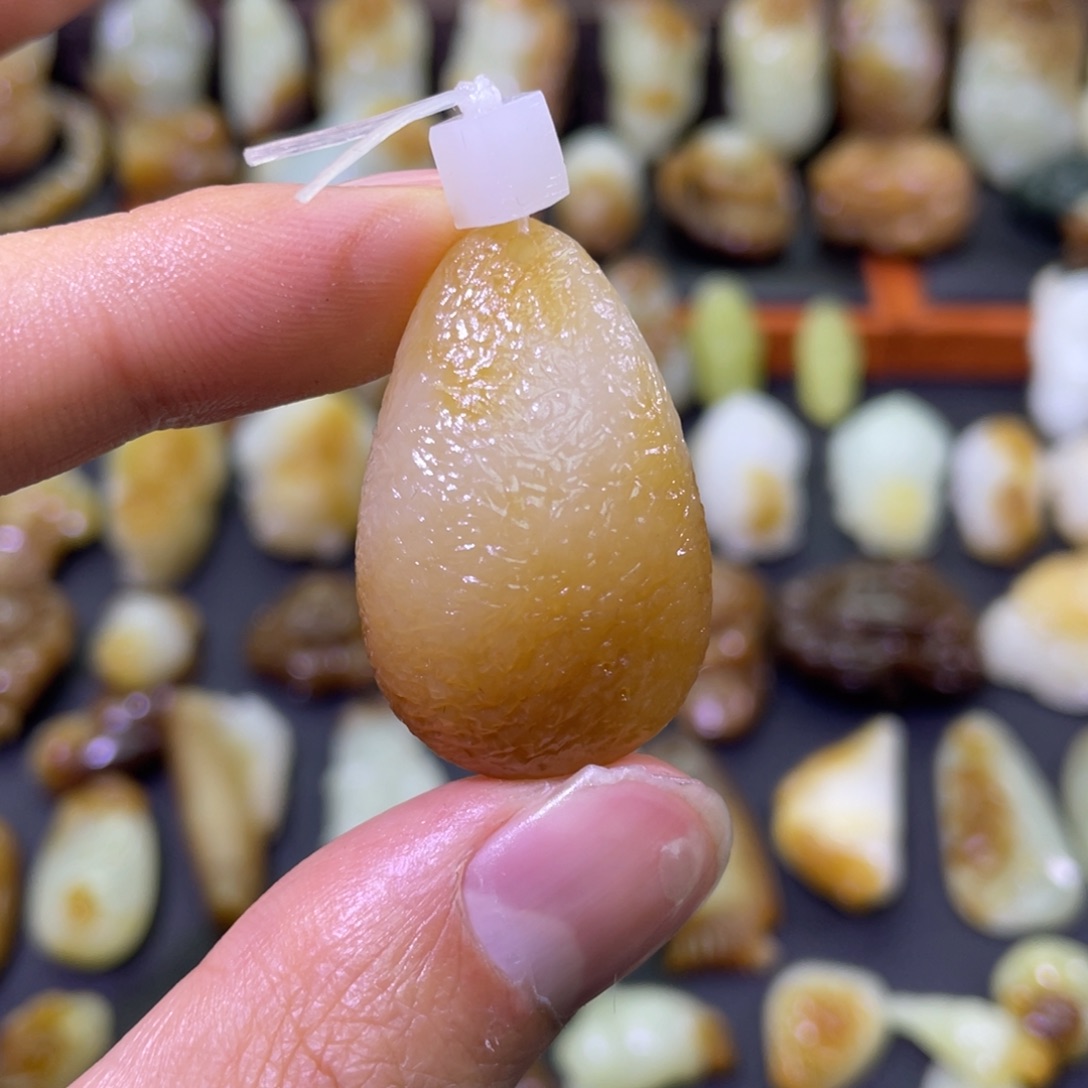 颈饰未镶嵌和田玉且末金山糖白随形吊坠