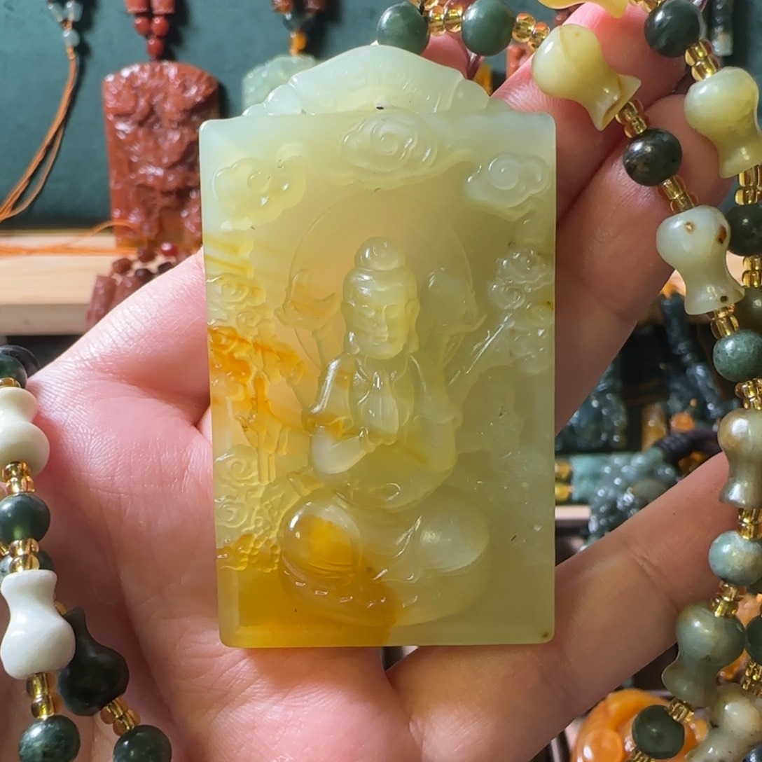 蛇纹石玉颈饰合金