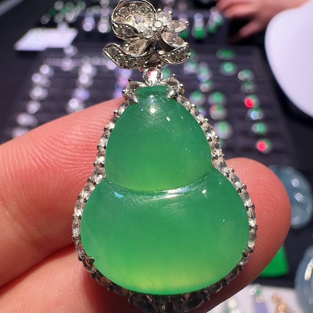 翡翠18K金镶嵌颈饰吊坠