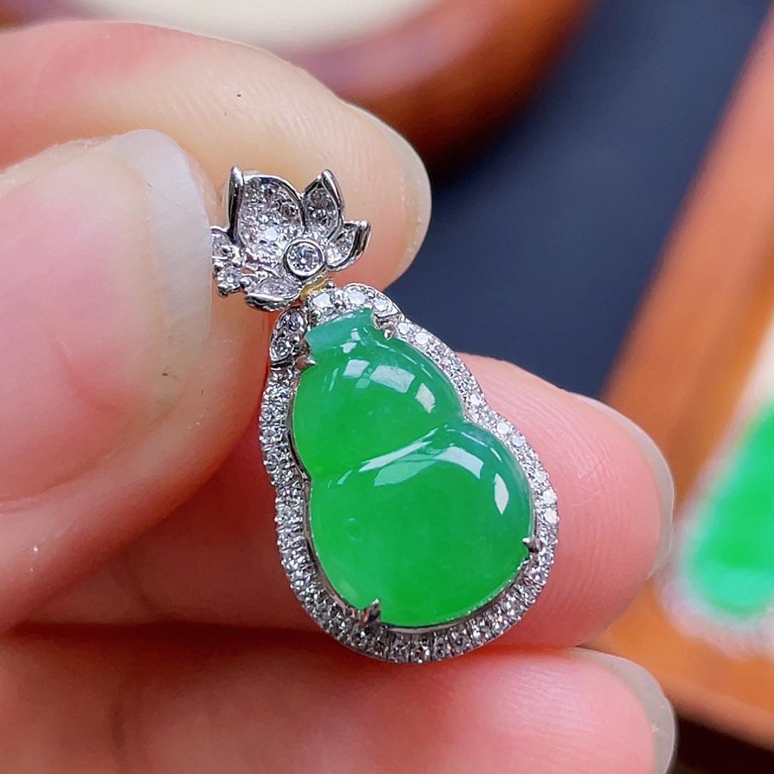 翡翠18K金镶嵌颈饰绿葫芦