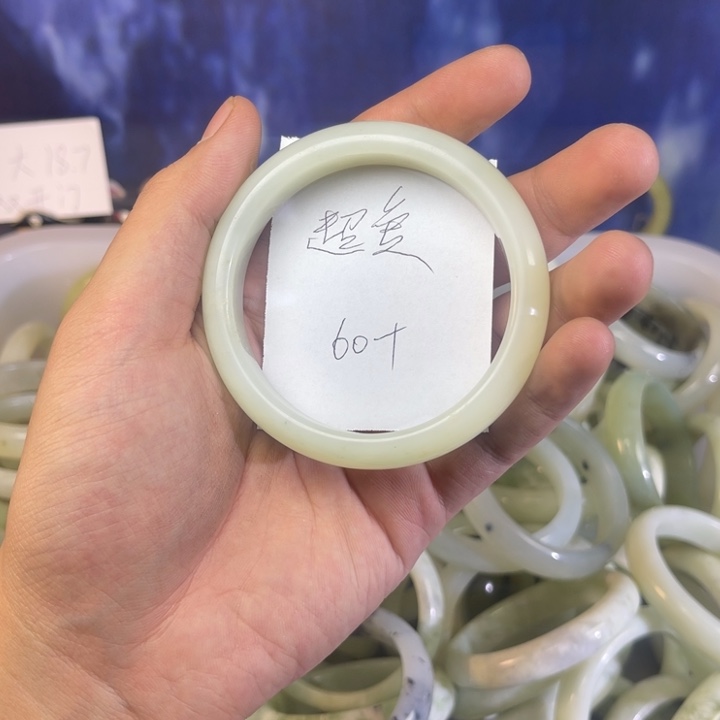 蛇纹石玉手镯未镶嵌超****?