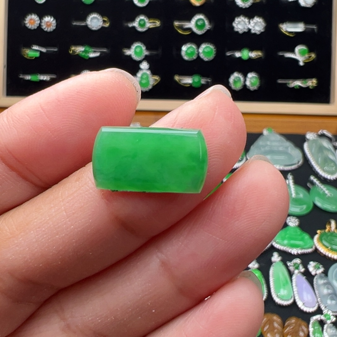 翡翠未镶嵌颈饰牌