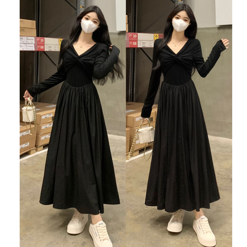 大码女装赫本风长袖连衣裙秋冬季收腰显瘦小黑裙