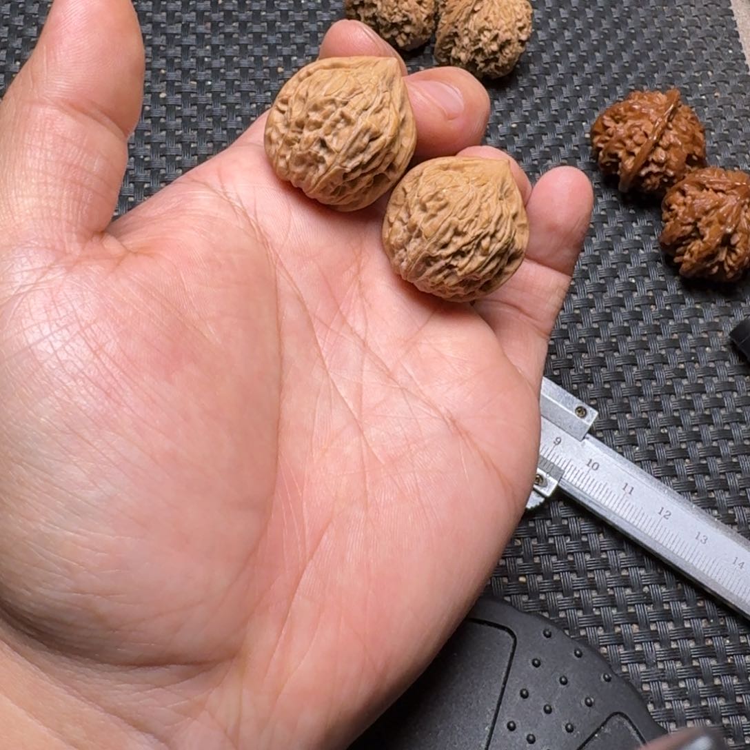文玩核桃吊坠青花瓷