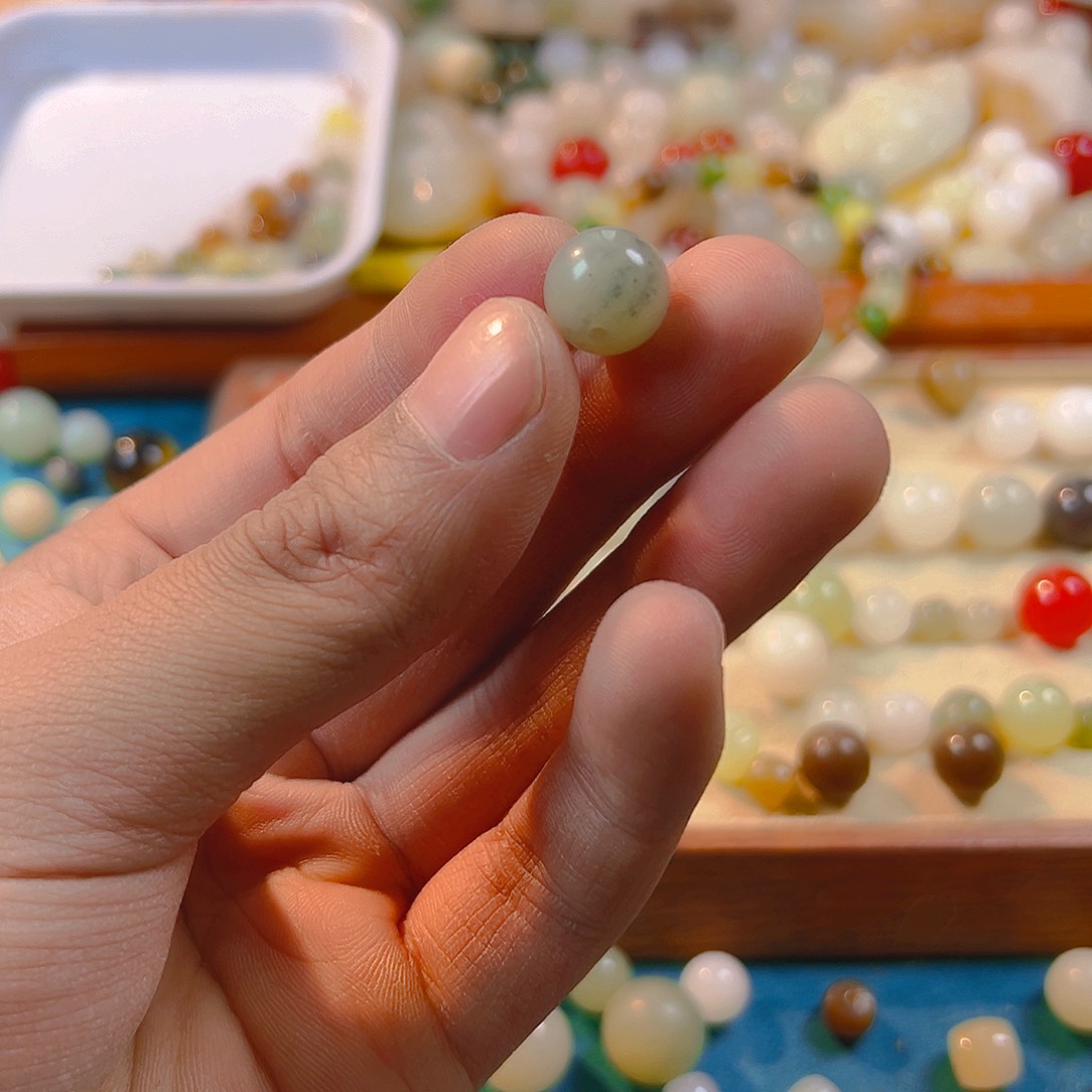 和田玉散珠有瑕疵未镶嵌