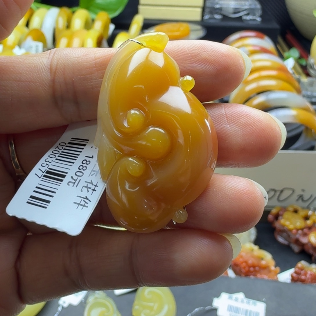 石英质玉（黄龙玉）未镶嵌颈饰