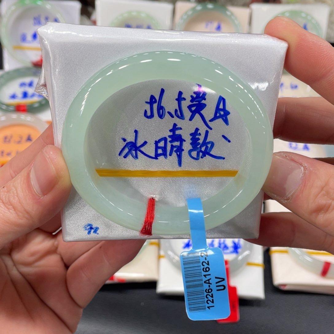 翡翠手镯未镶嵌翡翠