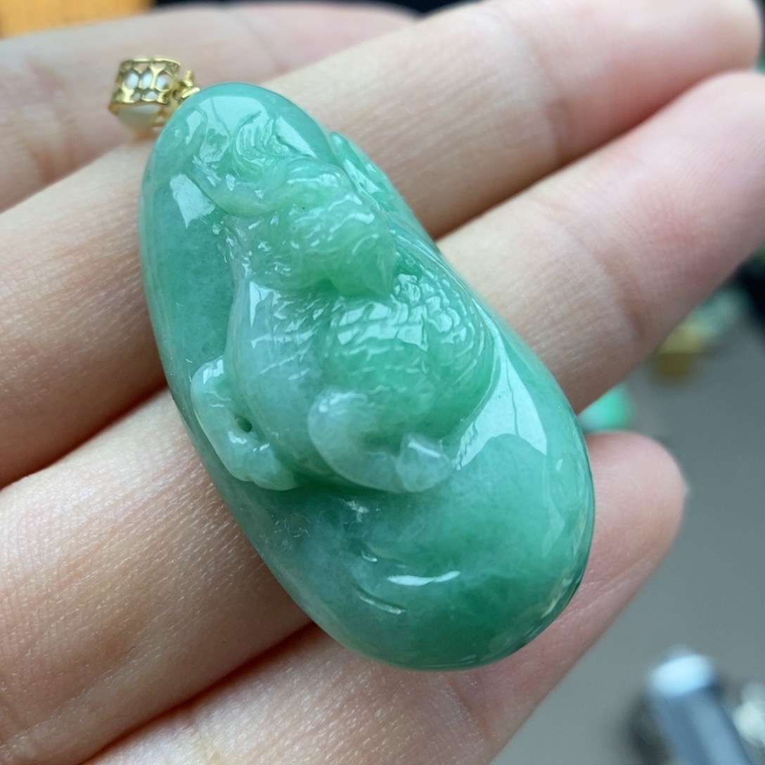 翡翠18K金镶嵌颈饰吊坠