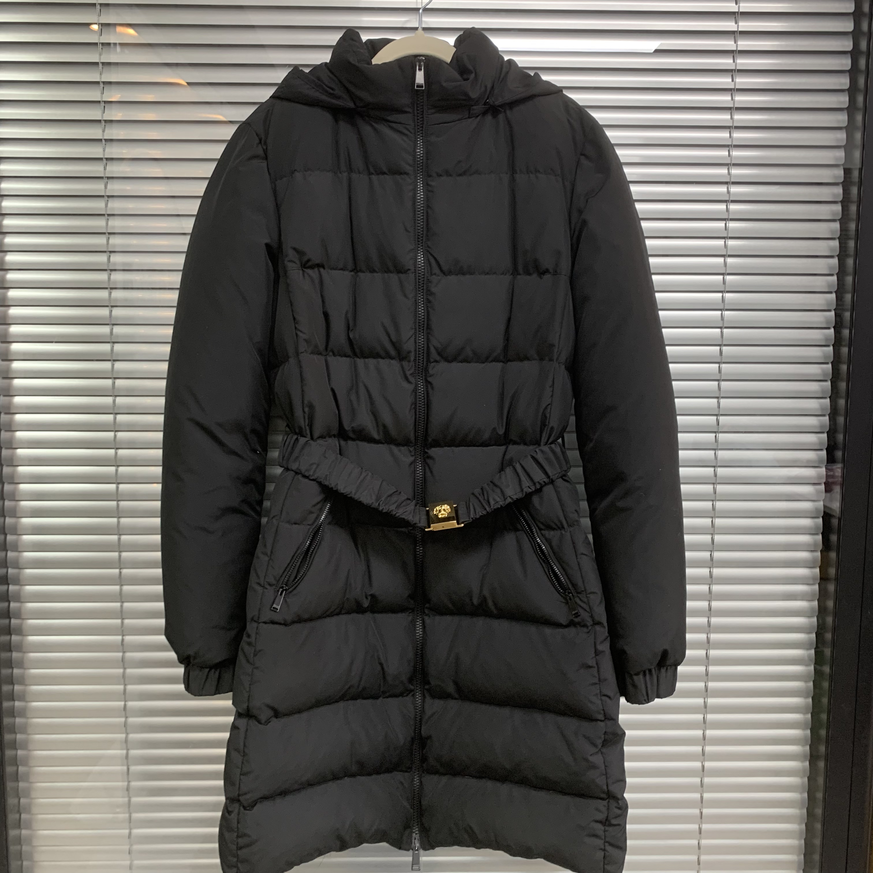 99新 VERSACE/范思哲 黑色连帽中长款羽绒服/42码/A04720