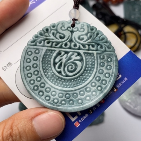 翡翠颈饰未镶嵌翡翠