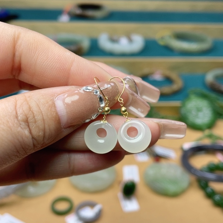 和田玉耳钉60圈口。编号A318K金镶嵌