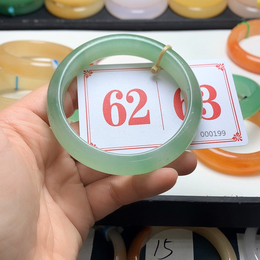 未镶嵌石英质玉（黄龙玉）手镯随**遇