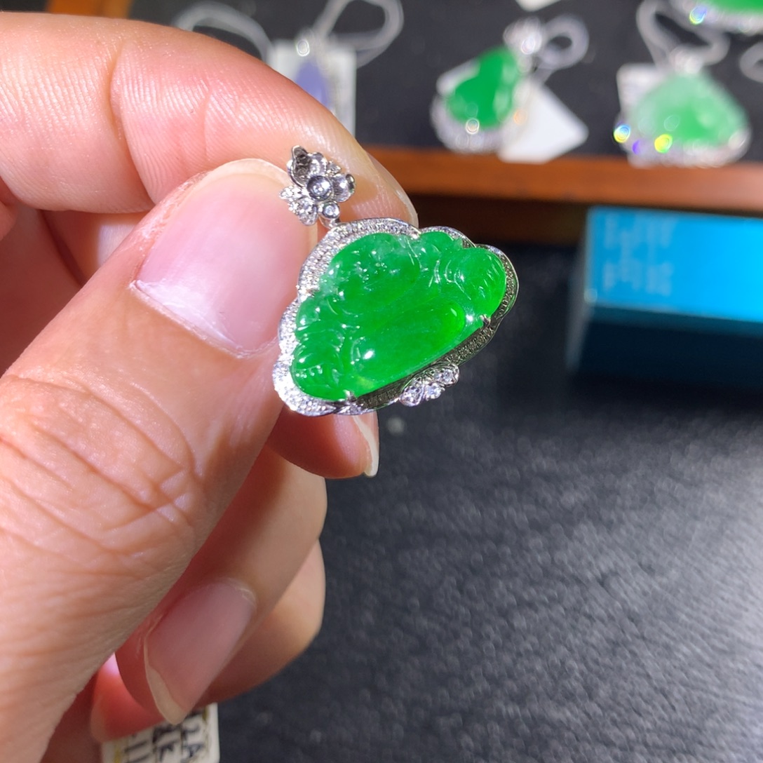筱***筱翡翠18K金镶嵌颈饰翡翠