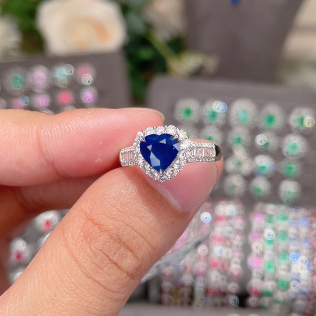 戒指蓝宝石18K金镶嵌1.6ct 无烧皇家蓝