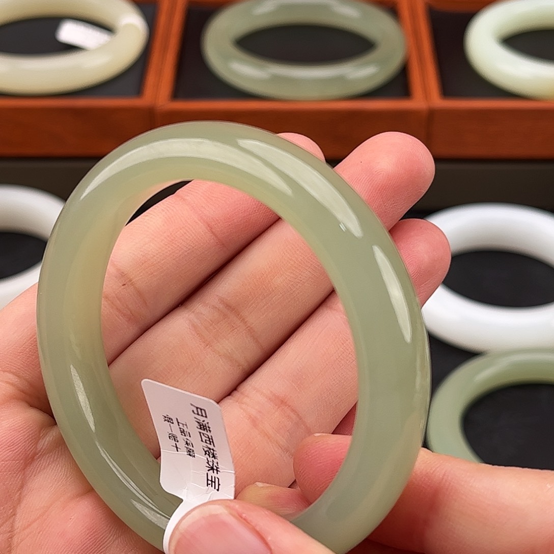 和田玉未镶嵌手镯