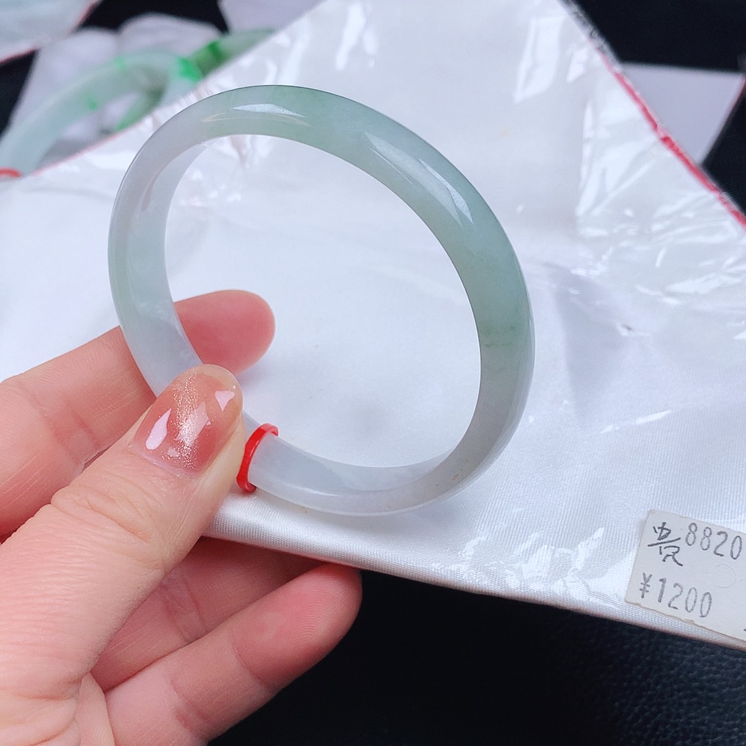 翡翠手镯未镶嵌?****88207xcvvbb