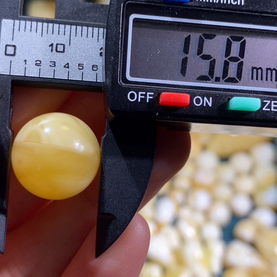 琥珀裸石未镶嵌配饰