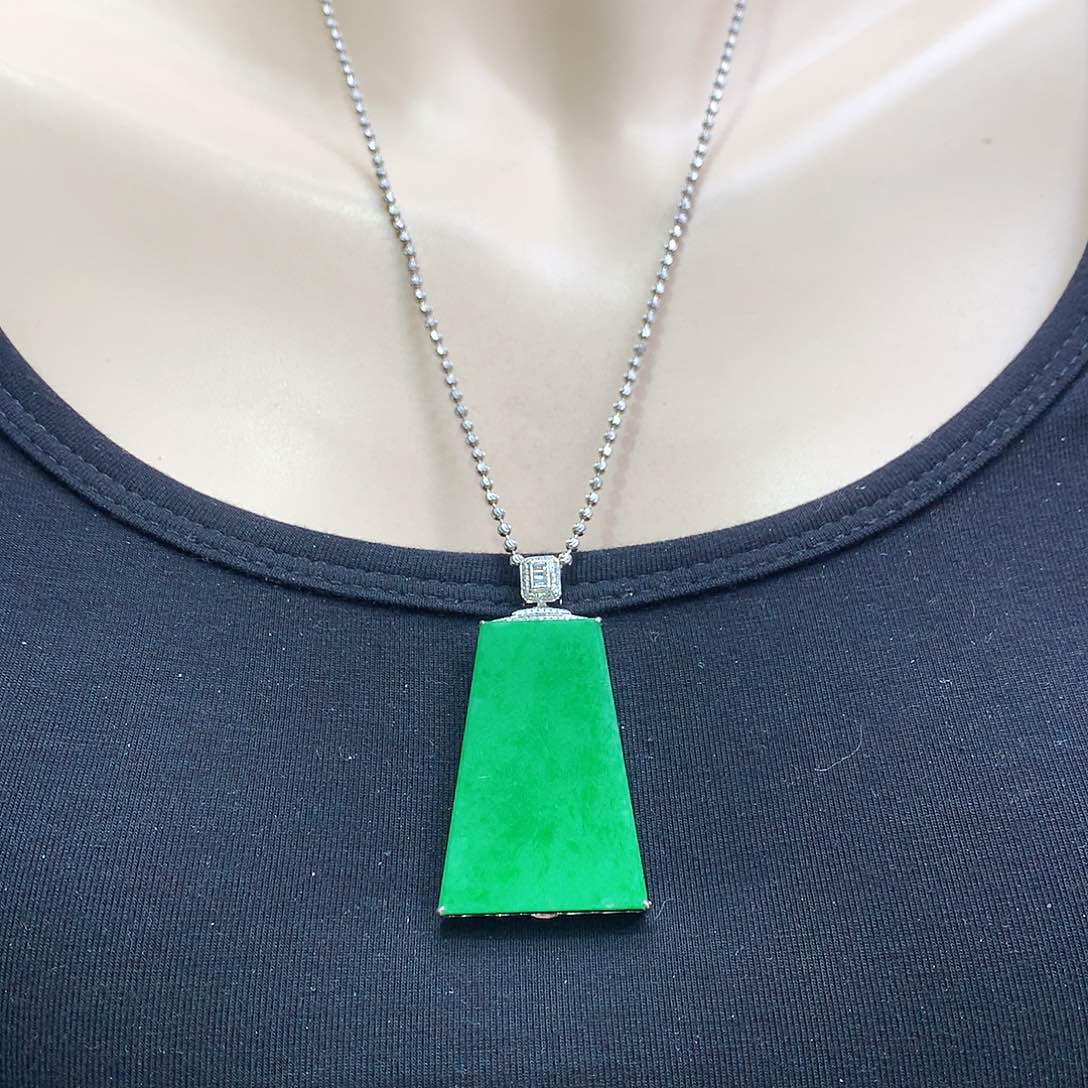 翡翠颈饰18K金镶嵌无事牌