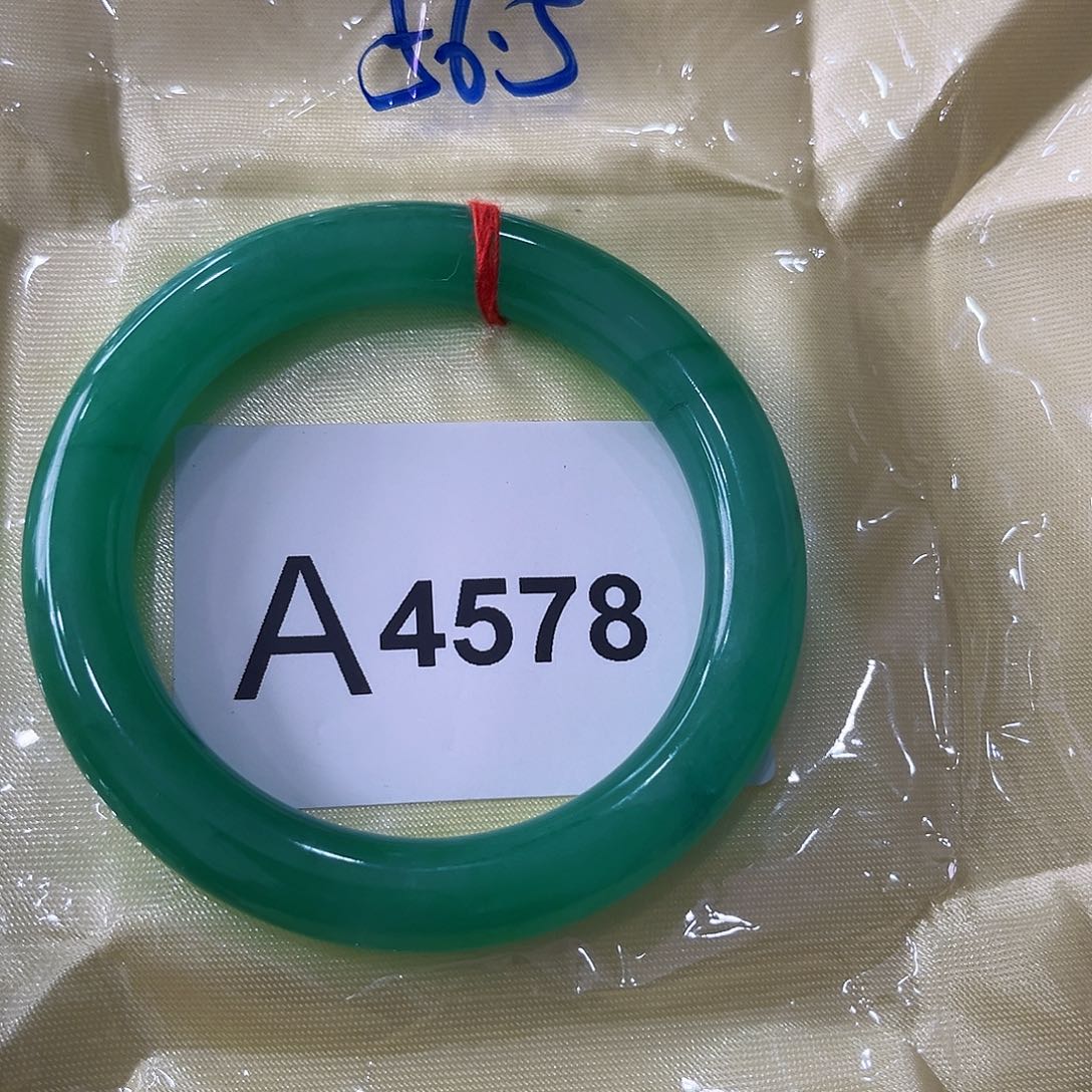 翡翠手镯未镶嵌红**人多样性