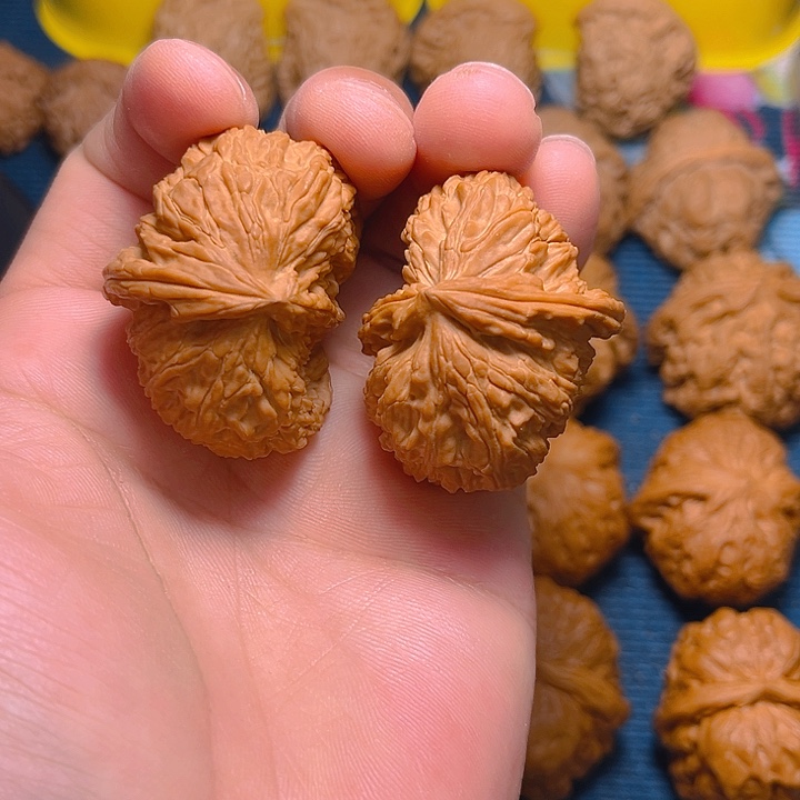 文玩核桃吊坠白狮子半壁