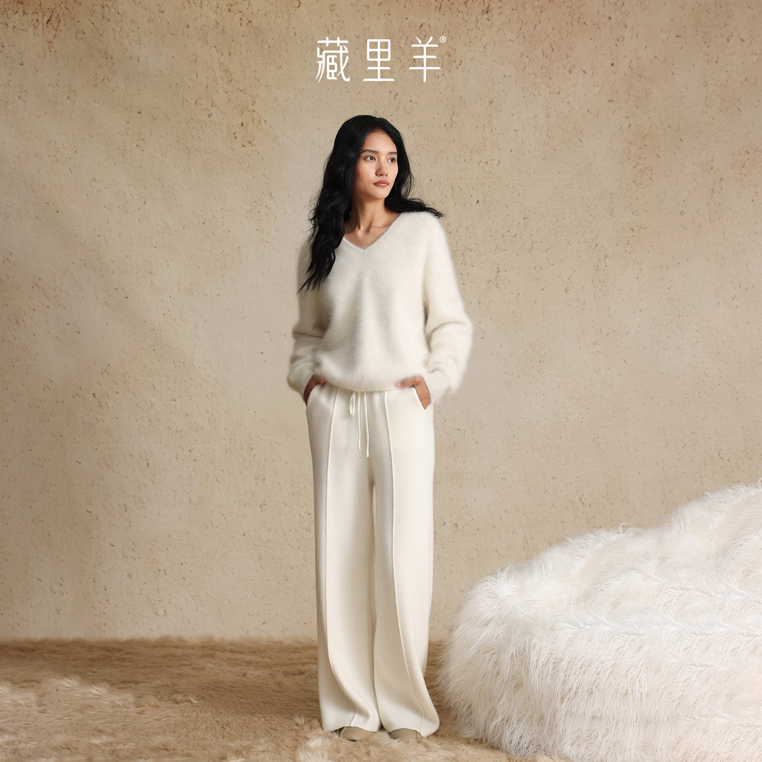 藏里羊【北美小动物毛毛】“温柔陷阱”贝贝白V领纯色上衣M1461